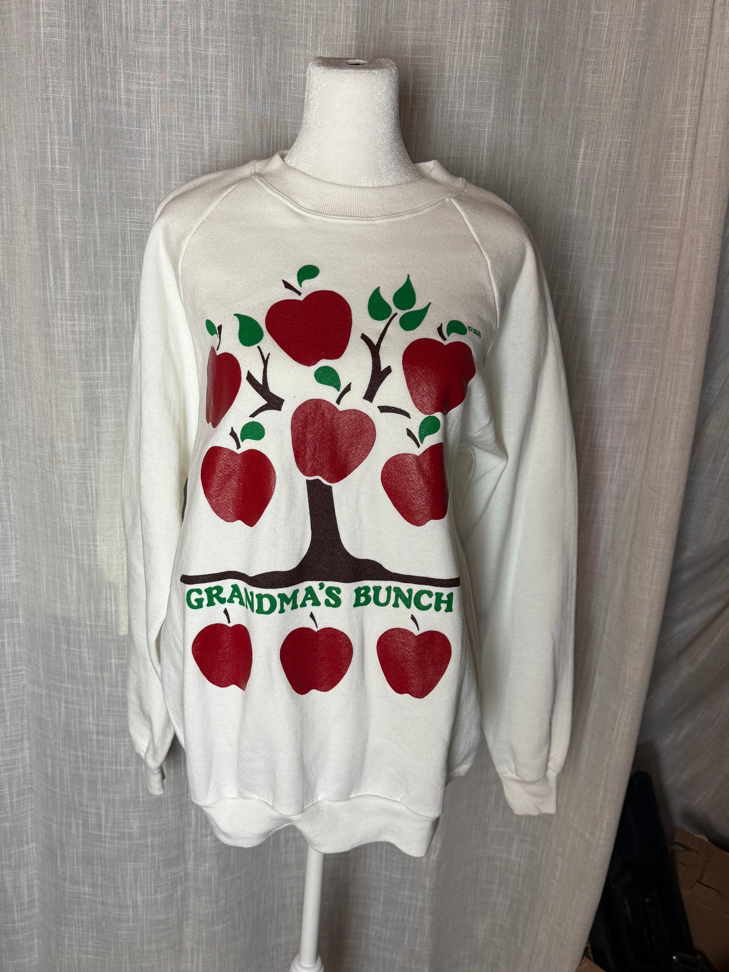 grandma’s bunch apple crewneck XL