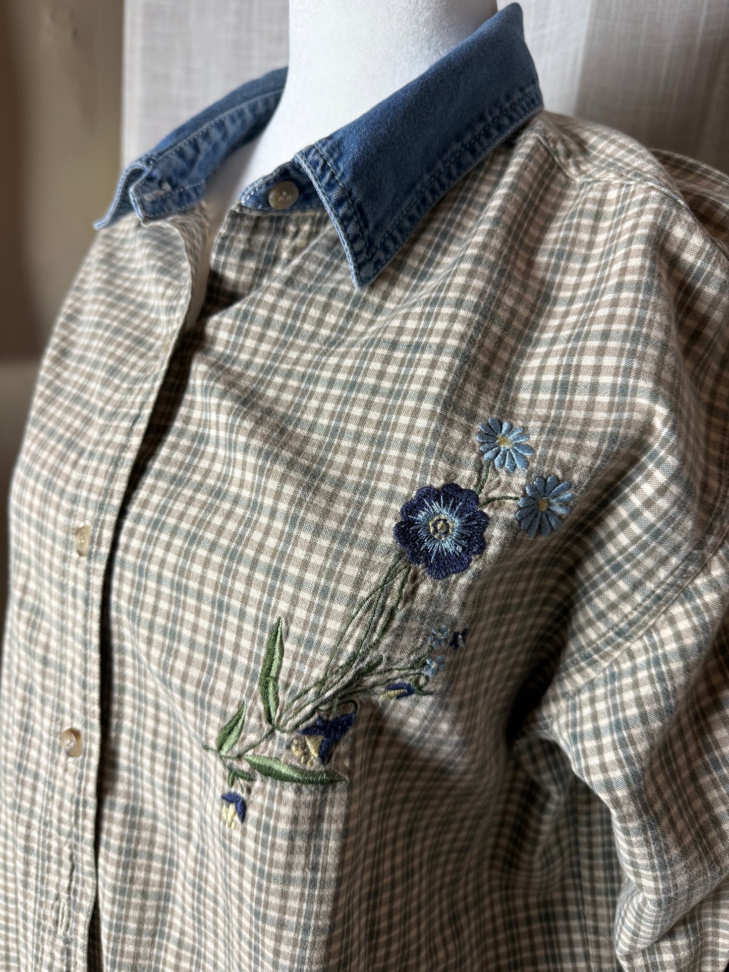 floral embroidered flannel w/denim collar button up blouse M