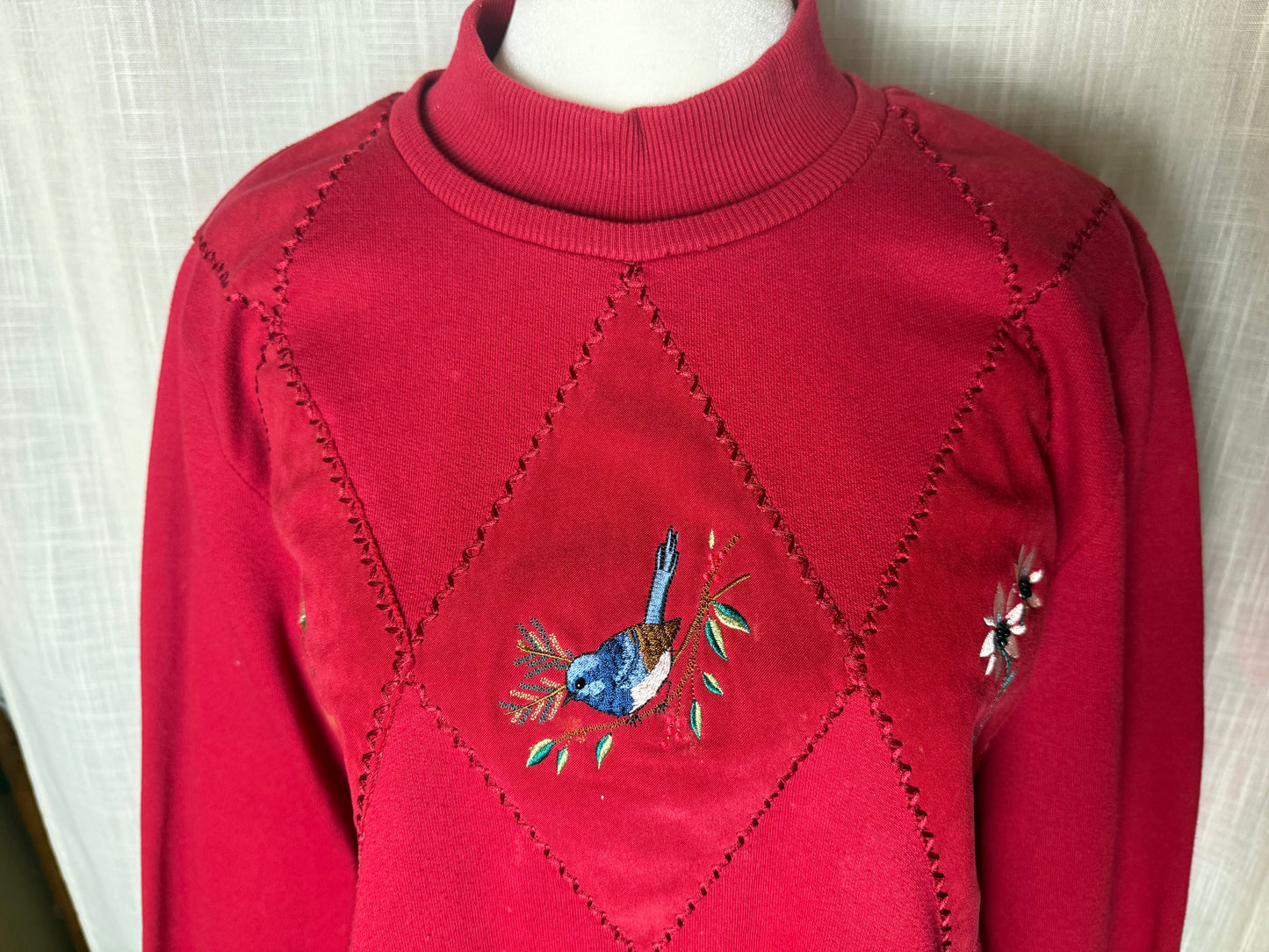 red festive crewneck birds plants M alfred dunner