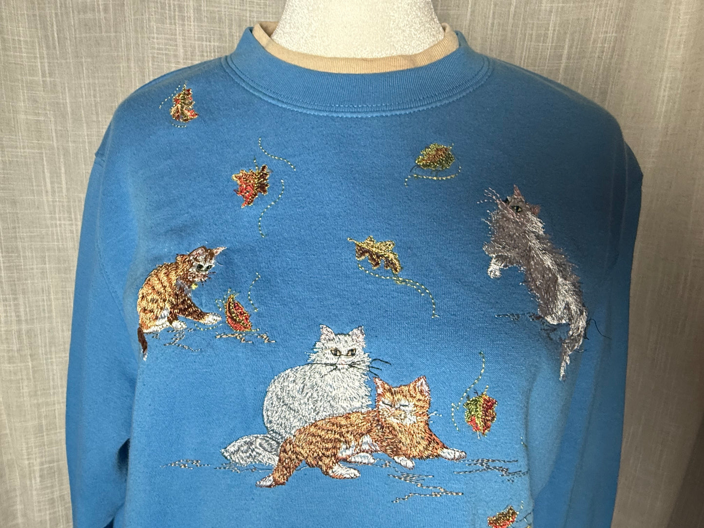 embroidered cat collared sweater crewneck links L